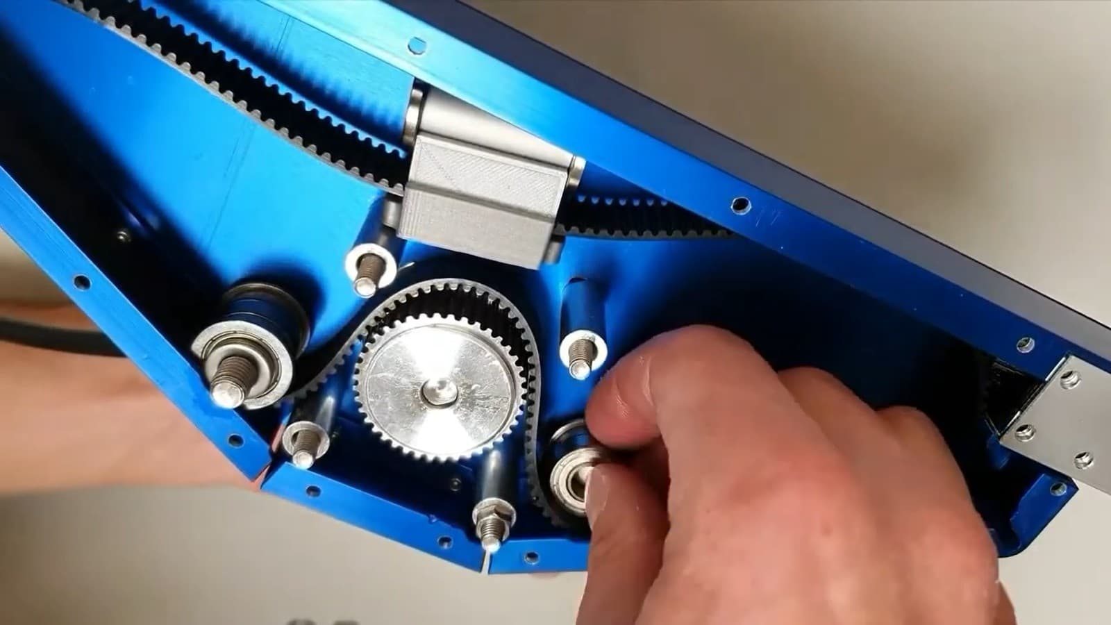 LM42P aluminum extrusion chassis detail